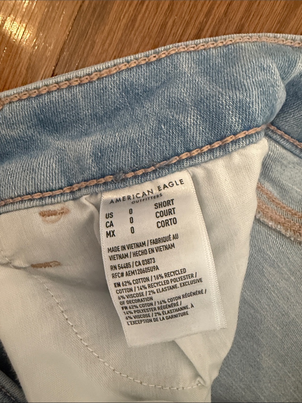 Skinny Jeans Must Have 🦋 Light Wash AE American Eagle Short Ripped Jegging - Picture 5 of 5